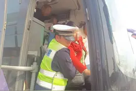 一路疾驰！周口籍游客突发疾病 鹰城高速交警紧急护送就医图片