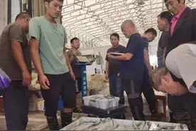 “双节”上海海鲜销售如何？记者实探：部分海鱼价格较往年下降，这类产品受欢迎→图片