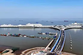 爱达·魔都号新春航次返航，上海吴淞口国际邮轮港“三船同靠”图片