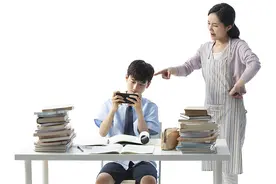 闪电心灵愈站 | 15岁孩子天天窝家里疯狂玩手机 心理专家三点建议送给家长图片