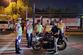 山东泰安：岱岳交警开展“飙车炸街”违法犯罪行为集中会战 夜间7处“战场”查获5起违法行为图片