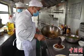 （身边的变化）陕西铁路餐车30载：从饭菜足量到舌尖上的高铁图片