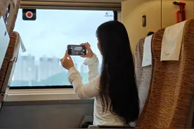 坐动车时，你会选择A\B\C\D\F中的（___）图片
