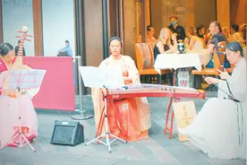 在伦敦街头，奏响中国民乐图片