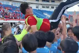 凯旋！夺得全国青少年校园足球联赛冠军，历城二中女足回家了图片