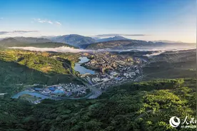 一个人带火一座城图片