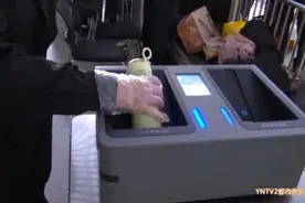 大闸蟹、白酒能带上火车吗？花露水、防晒喷雾限量又是多少？铁路工作人员回复图片