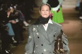 “71岁是我的黄金期”！广西退休医生巴黎时装周走秀火爆全网图片