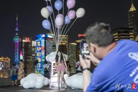 登上外滩露台以陆家嘴为背景，摁下这份七夕专属浪漫图片
