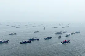 荣成：渔民出海秋捕，海岸警察护航图片