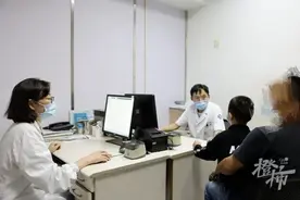 一家四口全中招！痒到怀疑人生，“抓得满是血痕”！近期高发，医生提醒图片