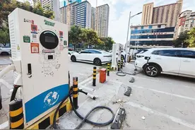 缺乏产权车位 老旧小区汽车充电 这“桩”焦虑如何化解?图片