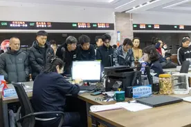 用真诚服务留住“最美底片” 珲春公安政务服务大队周末开专场为学生集体办证赢得好口碑图片