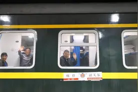 开启16天“慢游之旅”！广东开出今年首趟入疆“银发专列”图片
