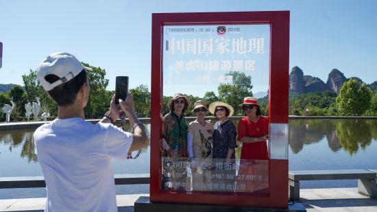 龙虎山景区人气爆棚 近万名游客共赴山水盛宴