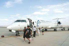 库尔勒-敦煌-嘉峪关往返航线首次正式通航图片