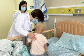 两岁宝宝发烧竟查出血液肿瘤，这群医生的操作更让妈妈红了眼图片