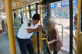 多年如一日搀扶老年乘客，城阳巴士司机频频获赞！图片