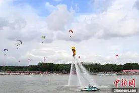 广东东莞：水上舞狮为龙舟赛加油助威图片