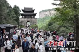 剑门关游客超5.33万 即时启动限流预警机制图片