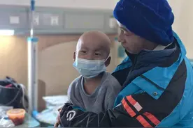 每天工作14小时！90后残疾单亲爸爸为救子疯狂送外卖图片
