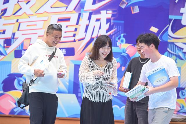 “科技之光 点亮星城”2025长沙科普嘉年华启幕，沉浸式科普集市科技满满欢乐无限