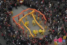 多彩年俗闹新春 | 正月初一扭一扭 龙狮献瑞祈丰年图片