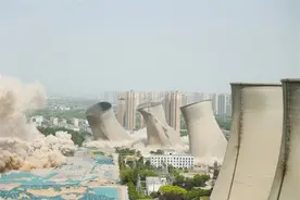 郑州西区老电厂地标性的3个大烟囱和3座凉水塔成功爆破拆除图片