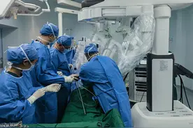 6个月宝宝做心脏手术，用上了机器人图片