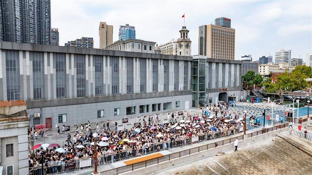 壮观！武汉关轮渡码头登船游客爆满！