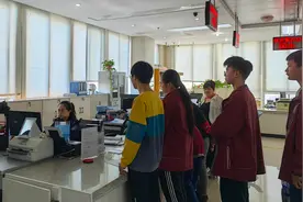 重庆江津警方开辟“绿色通道”为中考生办理身份证图片