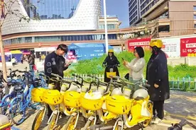 共享电单车亮相街头，记者体验发现——用车需要人脸识别 不戴头盔骑不走图片