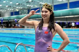 张雨霏晒戴皇冠照：这皇冠怪好看嘞图片