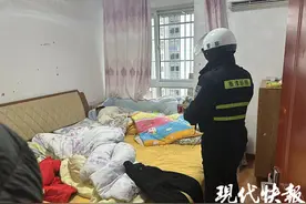 萌娃玩躲猫猫被反锁室内，警方拆锁进门时已睡着了图片