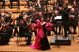 BBC音乐会管弦乐团带来新年问候，黄英和武汉观众共唱《友谊地久天长》图片