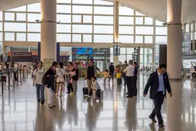 家长建议取消春秋假，我国中小学生到底该怎么放假？丨议教图片