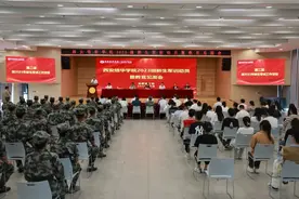 西安培华学院：军训首日丨展飒爽英姿，壮青春之志图片