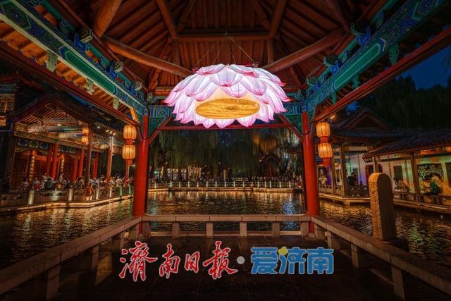 一年四季 泉在济南丨入夜时分游人如织，市民趵突泉畔纳凉成盛景