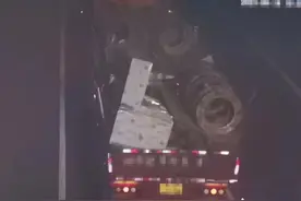 挂车掉落铁架，后方小车挨砸……挂车司机称不知情，但仍需负事故全责图片