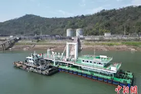 长江上游首个5000吨级输油趸船安装就位图片