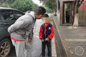 凡人微光 温暖山城｜小男孩丢了电话手表又迷了路 好心人开车送他去学校图片