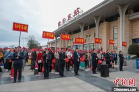 广西开行今年首趟赴粤返岗务工动车专列图片