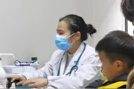 孩子喉咙长“泡泡”，医生提醒疱疹性咽峡炎进入高发季！图片