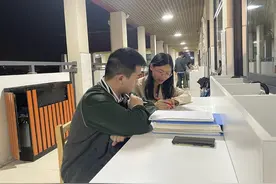 深夜10时的高三教室外，老师仍被学生包围问问题图片