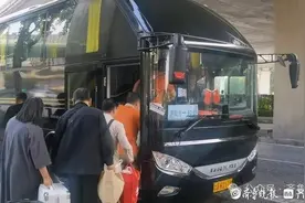 突然爆火！“铁腚大巴”济南也有，不只去西藏……图片