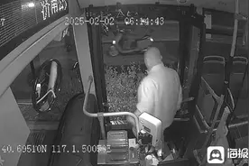 路遇骑车市民摔倒 济南公交司机善举暖人心图片