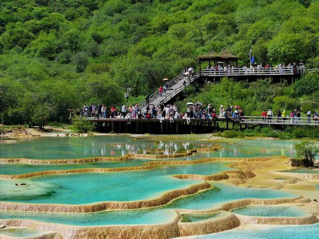 九寨沟和黄龙景区门票同日售罄，阿坝避暑游进入高峰期