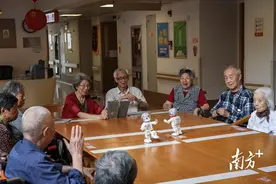 AI老友记：机器人“小伙伴”带90岁奶奶起舞｜视界图片