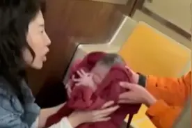 纽约地铁现温情一幕：女子车上分娩 乘客接力施援图片