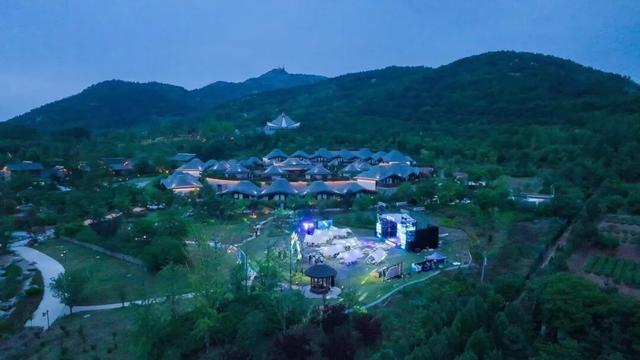 东港，把红叶与暖阳都拥入怀